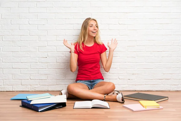 Jonge Blonde Student Meisje Met Veel Boeken Vloer Met Verrassing — Stockfoto