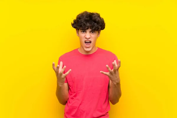 Young Man Isolated Yellow Wall Unhappy Frustrated Something — Stock Photo, Image