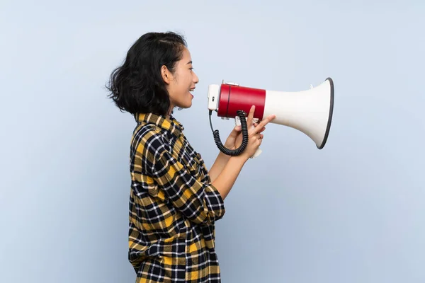 Aziatische Jonge Vrouw Geïsoleerde Blauwe Achtergrond Schreeuwen Door Een Megafoon — Stockfoto