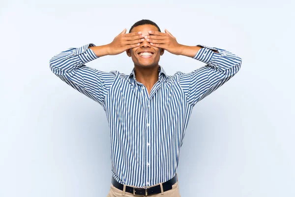 Jovem Homem Morena Bonito Sobre Fundo Azul Isolado Cobrindo Olhos — Fotografia de Stock