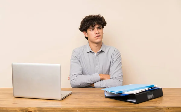 Yüz Ifadesi Karıştıran Bir Dizüstü Bilgisayar Ile Genç Öğrenci Adam — Stok fotoğraf