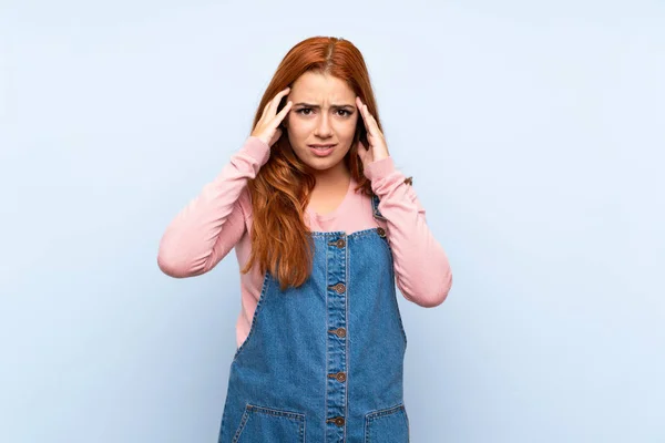 Tiener Redhead Meisje Met Overalls Geïsoleerde Blauwe Achtergrond Ongelukkig Gefrustreerd — Stockfoto