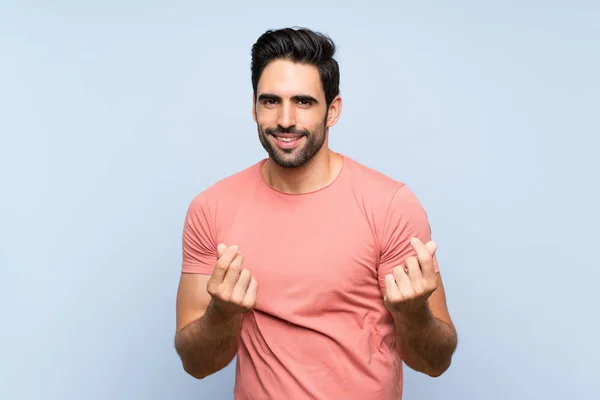 Bonito Jovem Camisa Rosa Sobre Fundo Azul Isolado Fazendo Gesto — Fotografia de Stock