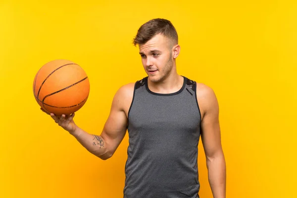 Pemuda Pirang Tampan Memegang Bola Basket Atas Terisolasi Kuning Latar — Stok Foto
