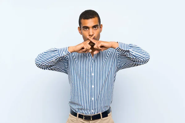 Jovem Bonito Morena Homem Sobre Isolado Azul Fundo Mostrando Sinal — Fotografia de Stock