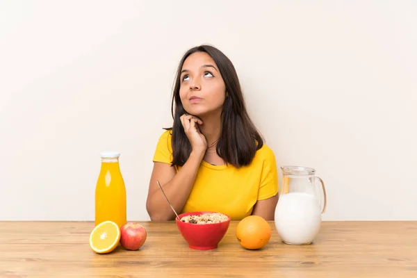 Junge Brünette Mädchen Beim Frühstück Milch Denken Eine Idee — Stockfoto