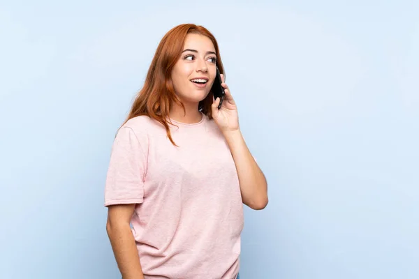 Adolescente Ruiva Menina Sobre Isolado Fundo Azul Mantendo Uma Conversa — Fotografia de Stock