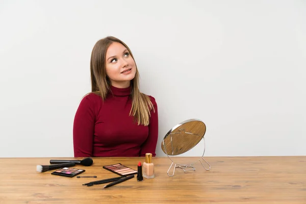 Teenager Mädchen Mit Make Palette Und Kosmetik Einem Tisch Lachend — Stockfoto