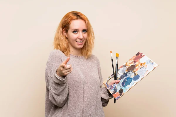 Izole Arka Plan Noktaları Üzerinde Genç Sanatçı Kadın Size Parmak — Stok fotoğraf