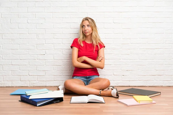 Jonge Blonde Student Meisje Met Veel Boeken Vloer Denken Een — Stockfoto