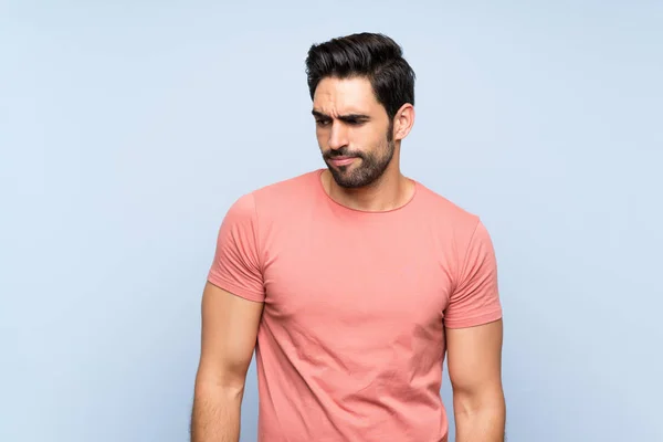 Bello Giovane Uomo Camicia Rosa Sfondo Blu Isolato Rendendo Dubbi — Foto Stock