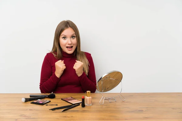 Teenager Mädchen Mit Make Palette Und Kosmetik Einem Tisch Feiert — Stockfoto