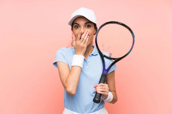 驚きの表情で孤立したピンクの壁の上に若いテニス選手の女性 — ストック写真