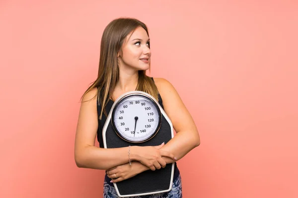 Tinédzser lány súlyú gép több mint elszigetelt háttér — Stock Fotó