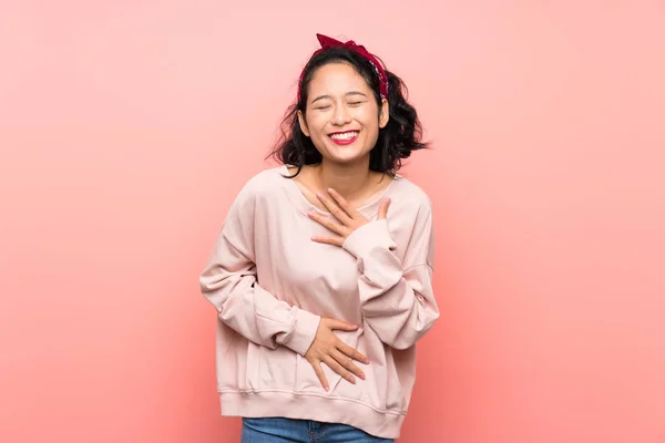 Asiatico Giovane Donna Oltre Isolato Rosa Sfondo Sorridente Sacco — Foto Stock