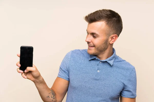 Jovem Loira Usando Telefone Celular Com Expressão Feliz — Fotografia de Stock