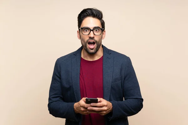 Guapo Joven Sobre Aislado Fondo Sorprendido Enviando Mensaje —  Fotos de Stock