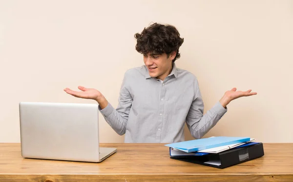 Jovem Estudante Com Laptop Segurando Copyspace Com Duas Mãos — Fotografia de Stock