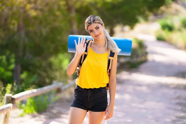 Adolescente Chica Senderismo Aire Libre Saludando Con Mano Con Expresión —  Fotos de Stock