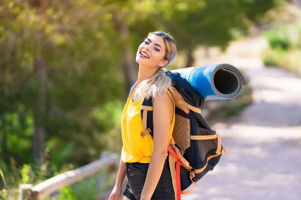 Adolescente Chica Senderismo Aire Libre Sonriendo —  Fotos de Stock