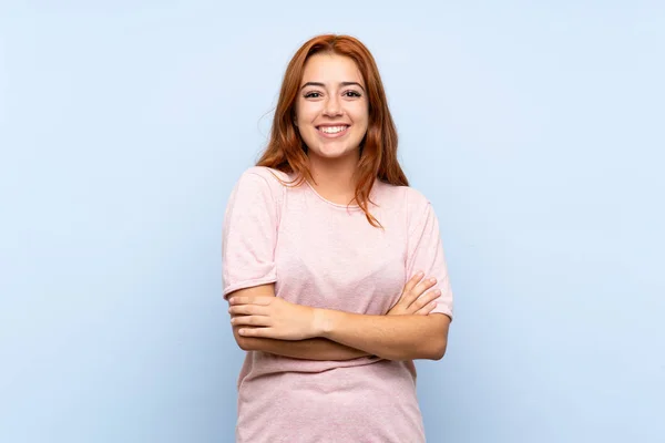 Adolescente Rossa Ragazza Isolato Sfondo Blu Mantenendo Braccia Incrociate Posizione — Foto Stock