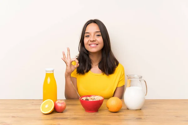 Junge Brünette Mädchen Mit Frühstücksmilch Zeigt Ein Zeichen Mit Fingern — Stockfoto