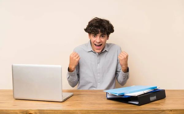 Ung Student Man Med Bärbar Dator Firar Seger Winner Position — Stockfoto