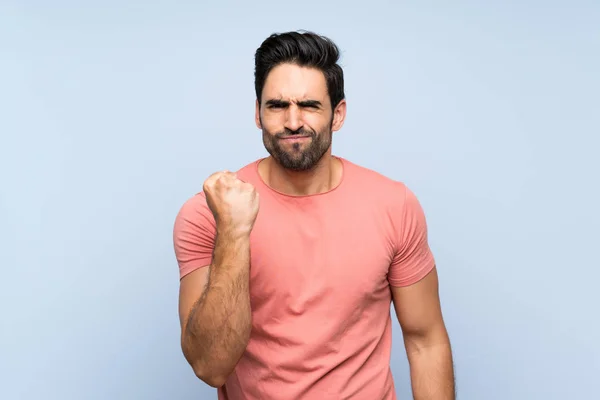 Bonito Jovem Camisa Rosa Sobre Fundo Azul Isolado Com Gesto — Fotografia de Stock