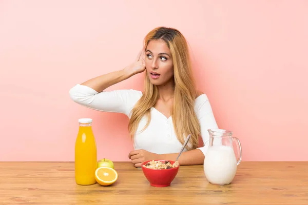 Junge Blonde Frau Beim Frühstück Milch Hören Etwas — Stockfoto