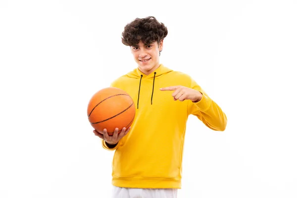 Jovem jogador de basquete homem sobre isolado parede branca — Fotografia de Stock