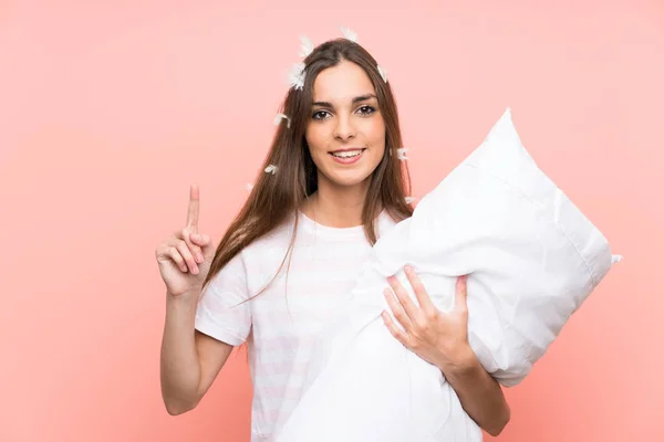 Mujer Joven Pijama Sobre Fondo Rosa Aislado Señalando Una Gran — Foto de Stock