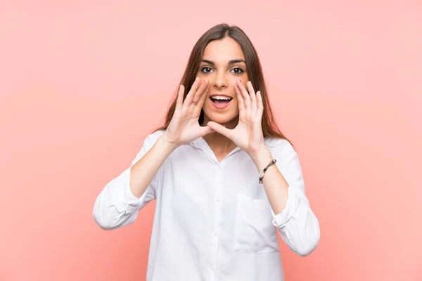 Jonge Vrouw Geïsoleerde Roze Achtergrond Schreeuwen Met Mond Wijd Open — Stockfoto