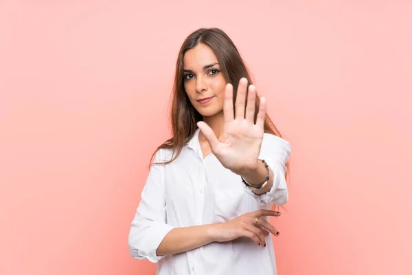 Mujer Joven Sobre Fondo Rosa Aislado Haciendo Gesto Parada Con —  Fotos de Stock