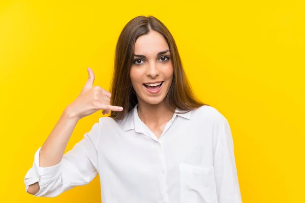 Ung Kvinna Över Isolerad Gul Bakgrund Gör Telefongest — Stockfoto