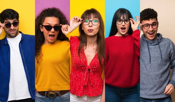 Ensemble Personnes Sur Des Milieux Colorés Avec Des Lunettes Surpris — Photo