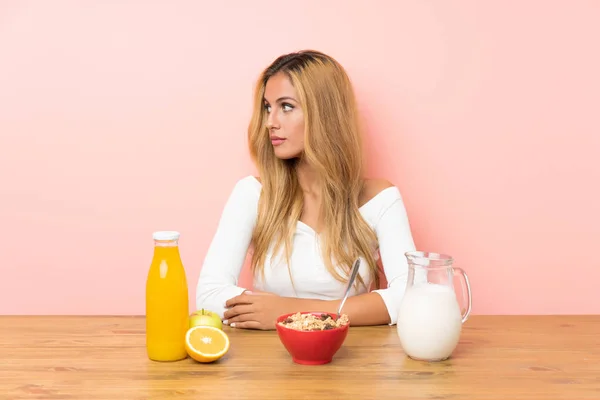 Junge Blonde Frau Mit Frühstück Milch Suchen Seite — Stockfoto