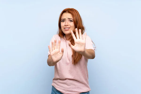 Tiener Redhead Meisje Geïsoleerde Blauwe Achtergrond Nerveuze Rekken Van Handen — Stockfoto
