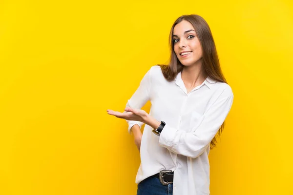 Young Woman Isolated Yellow Background Extending Hands Side Inviting Come — Stock Photo, Image