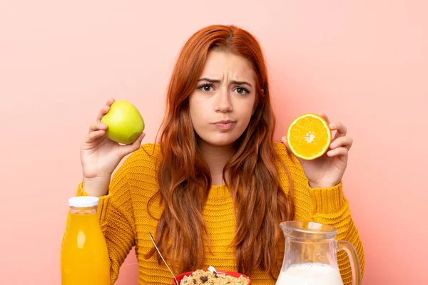 Teenager rotschopf mädchen having breakfast im ein tabelle und having doubt — Stockfoto