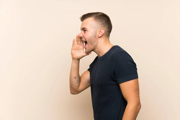 Joven Guapo Hombre Rubio Sobre Fondo Aislado Gritando Con Boca —  Fotos de Stock