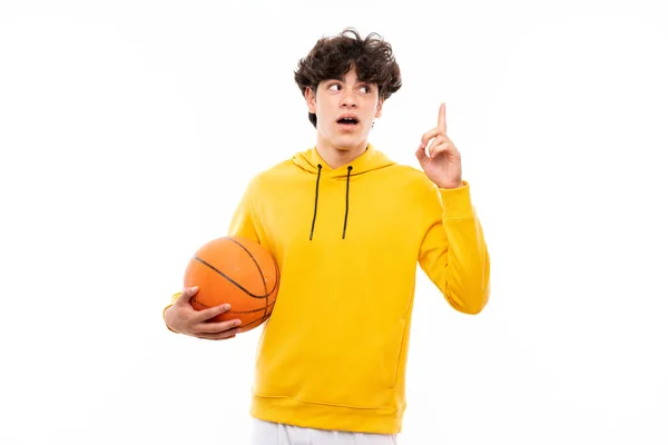 Pemain Basket Muda Atas Dinding Putih Yang Terisolasi Berniat Untuk — Stok Foto