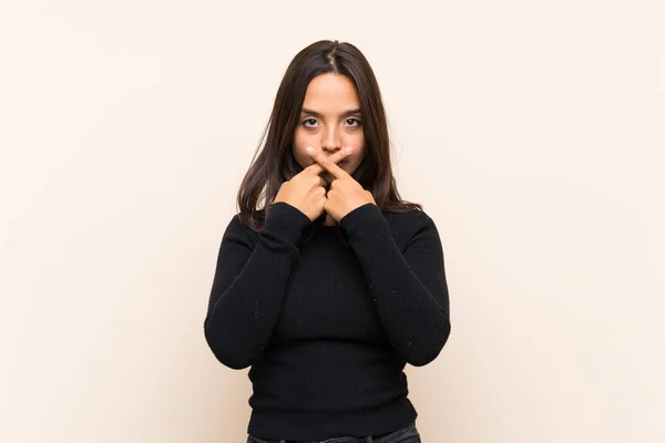 Jeune Femme Brune Avec Pull Blanc Sur Fond Isolé Montrant — Photo