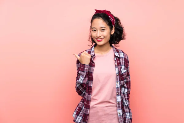 Asiática Jovem Mulher Sobre Isolado Fundo Rosa Apontando Para Lado — Fotografia de Stock