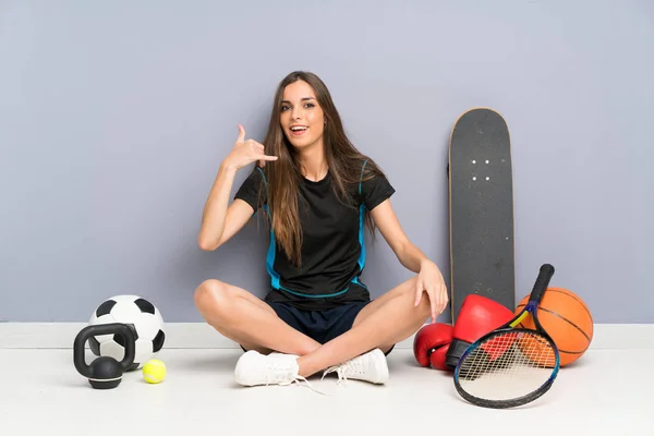 Młoda Kobieta Sportu Siedzi Podłodze Podejmowania Gest Telefonu — Zdjęcie stockowe