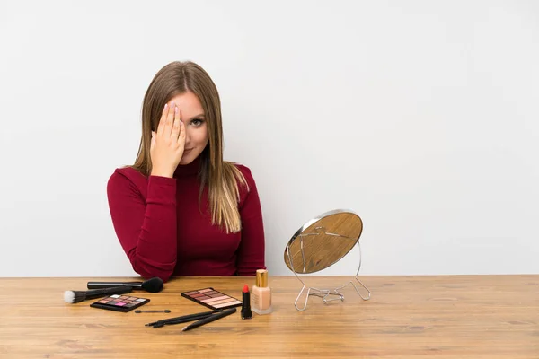 Adolescente Avec Palette Maquillage Cosmétiques Dans Une Table Couvrant Oeil — Photo