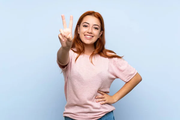 Adolescente Ruiva Menina Sobre Isolado Fundo Azul Sorrindo Mostrando Sinal — Fotografia de Stock