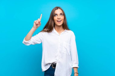 Soyutlanmış mavi arka planda genç bir kadın parmağını kaldırarak çözümü anlamaya çalışıyor.