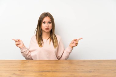 Bir masada genç kız şüpheleri olan laterals işaret