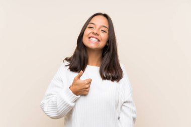 İzole arka plan üzerinde beyaz kazak ile genç esmer kadın jest kadar bir başparmak veren