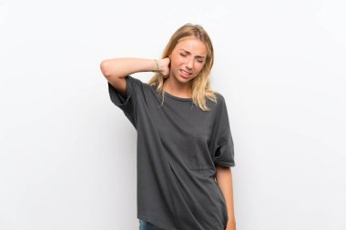 Boyun ağrısı ile izole beyaz arka plan üzerinde Sarışın genç kadın